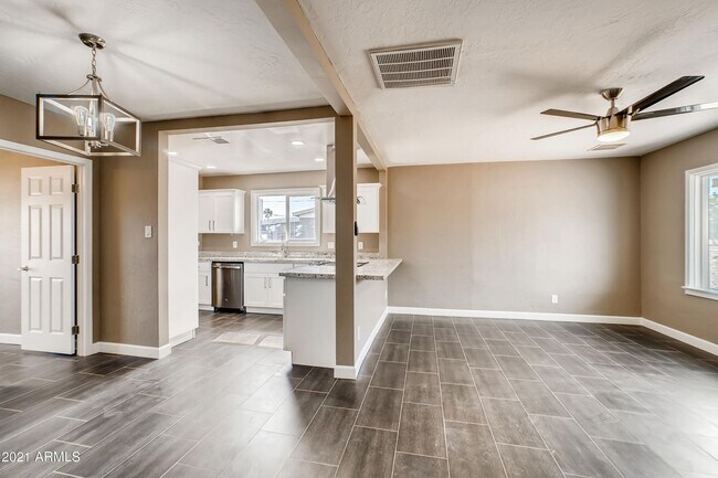Foto del edificio - Stunning Remodeled Super Sized Home MOVE I...