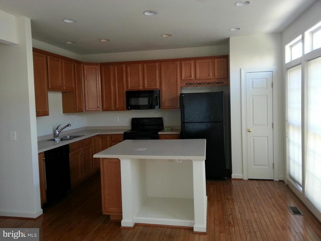Building Photo - 9080 Tanyard Ln