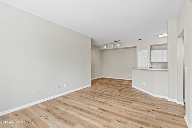 Building Photo - 13700 Richmond Park Dr N