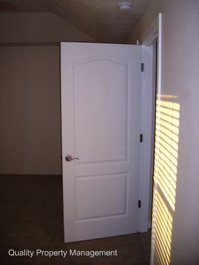 Building Photo - 2990 SW Ravenwood Dr