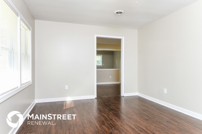 Building Photo - 1281 Hiawatha Dr NE