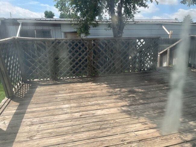 Building Photo - Newly Updated 3 Bedroom 2 Bath Manufacture...