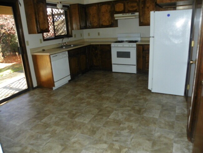 Building Photo - Eastside House, 3 Bdrm, 2 Bath, Gas Heat, ...