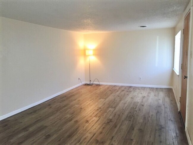 Foto del edificio - Two Bedroom Duplex in Capitan Close to the...