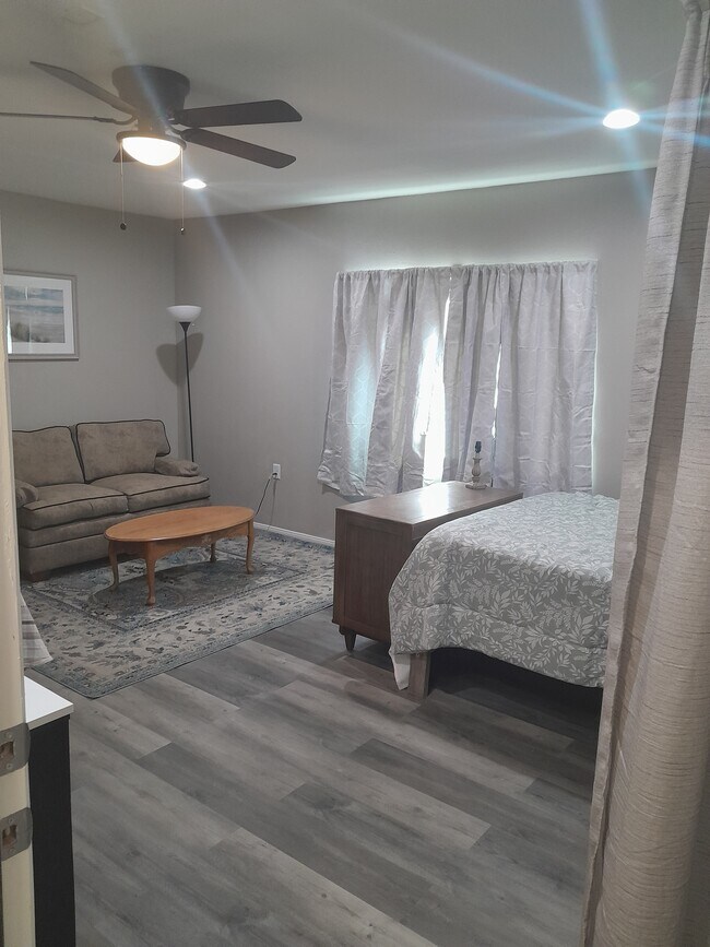 Estudio - 501 Holick Ave