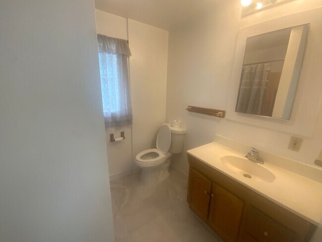 Building Photo - ** NEW RENT SPECIAL - $500 OFF FIRST MONTH...