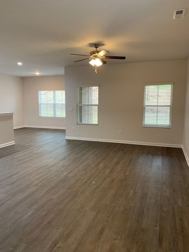 Foto del edificio - *Pre-leasing* Three Bedroom | Two and a Ha...