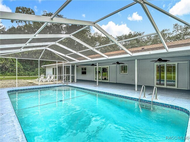 Foto del edificio - 884 W Massachusetts St