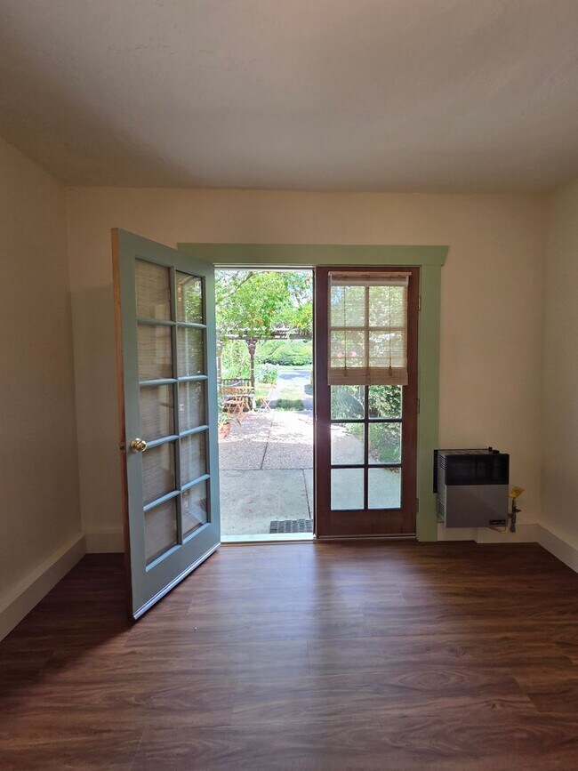 Foto del edificio - West Side Petaluma Garden Gem - 1 bed 1 bath