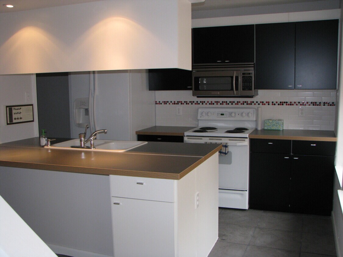 Kitchen - 8560 Park Ln