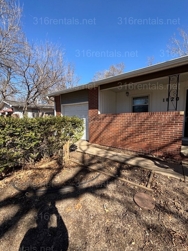 Building Photo - 2 bed 1 bath house available now!