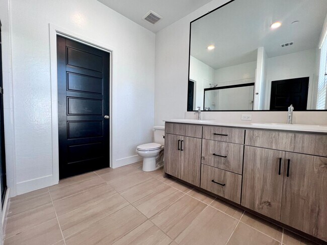 Foto del edificio - $2,295 Herndon & Peach, 2 Bedroom Condo - ...