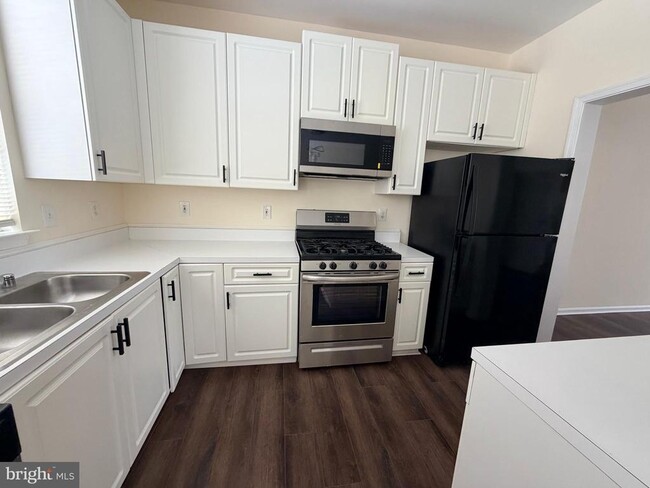 Building Photo - 14120 Silver Teal Way