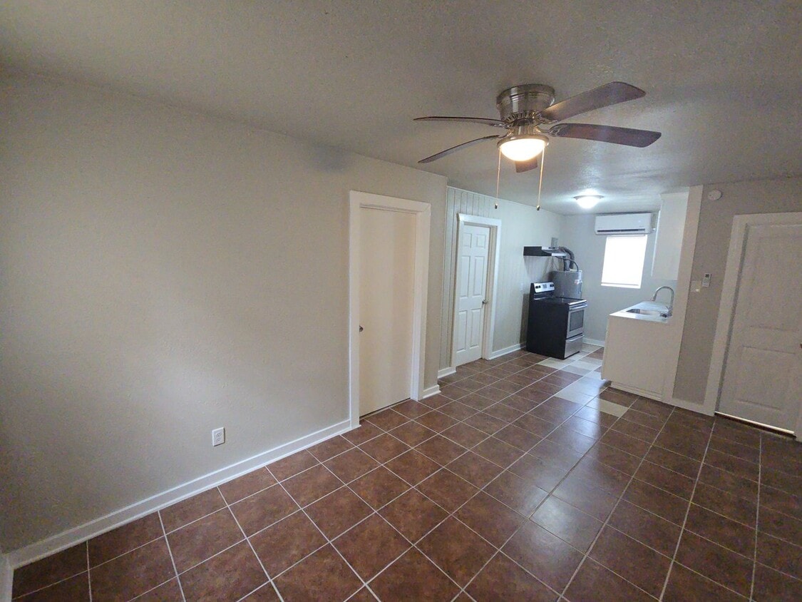 Photo - 3335 Tuam St - Unit 1 **Ask about our NO CASH DEPOSIT option!**