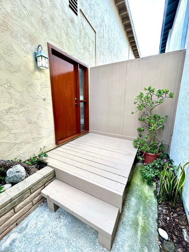 Building Photo - Stunning 3 Bed/3.5 Bath with Panoramic Views!