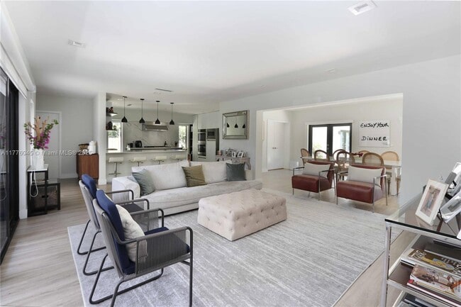 Building Photo - 875 W 47th St
