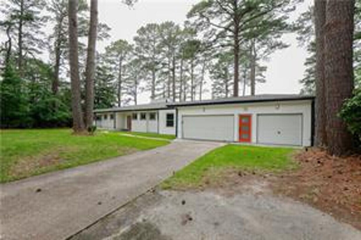 Primary Photo - 4 BED/3 BATH LOCATED IN A WATERFRONT COMMU...