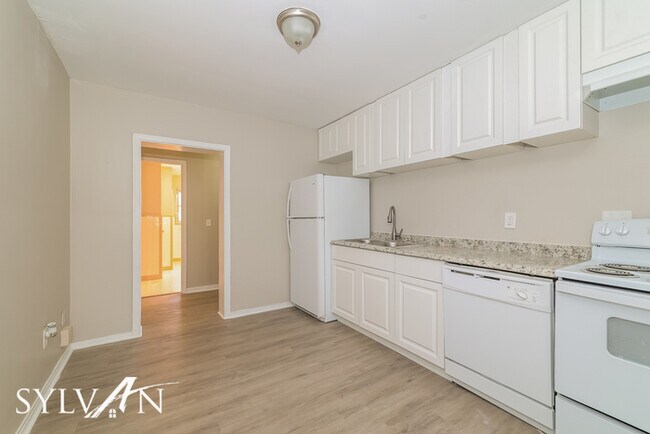 Building Photo - The living is easy in this 3 bedroom, 2 ba...