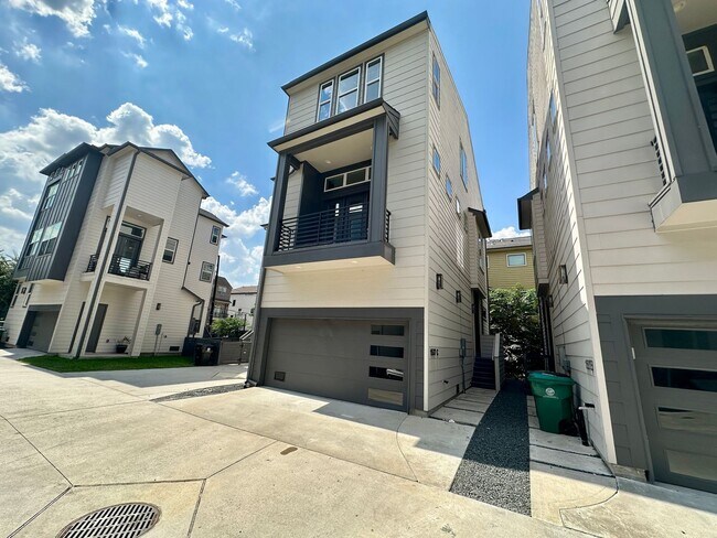 Building Photo - For Lease | 3 Bed, 2 Bath | 2,139 Sq Ft | Greater Heights |