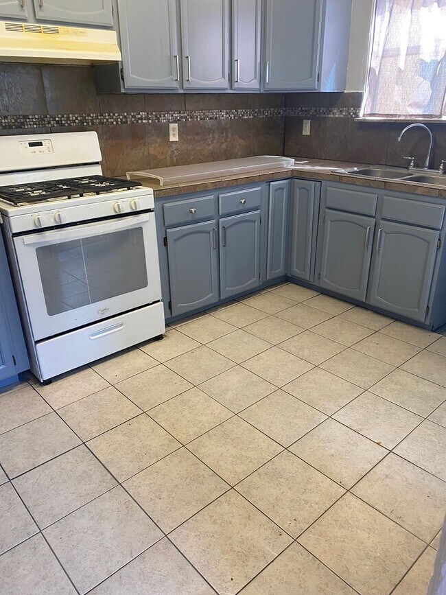 Building Photo - 3 bedroom 2 bath home in Merced