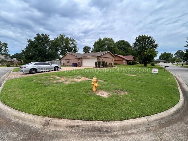 Foto del edificio - HALF OFF MOVE IN RENT! 3 Bed 2 Bath house in desirable neighborhood!