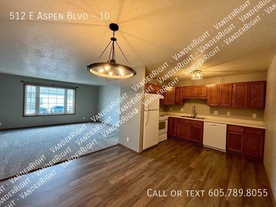 Primary Photo - Updated 2 Bedroom Apartment! FREE Garage!