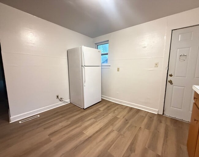 Building Photo - 133 Benton St