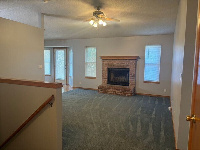 Building Photo - Spacious 4 Bed 3 Bath Home