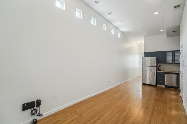 Building Photo - 1097 Summit Ave