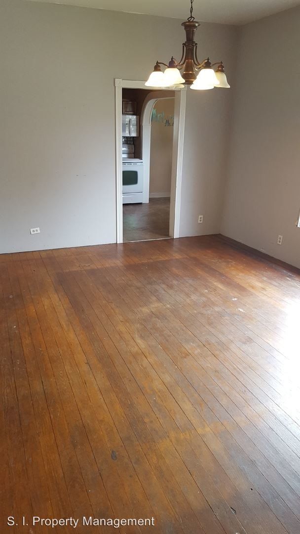 Building Photo - 3 br, 1 bath House - 310 W. Oak St.