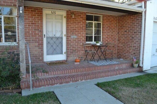 Foto del edificio - 614/616 Hollister Road