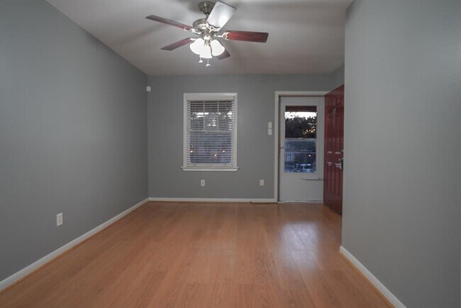 Foto del edificio - 5216 Arboles Dr