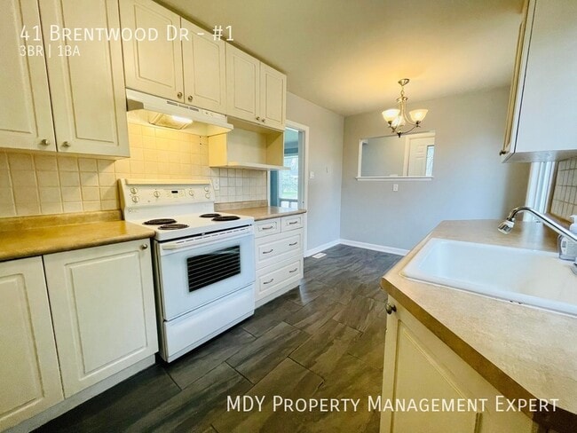 Building Photo - Spacious upper unit for rent!