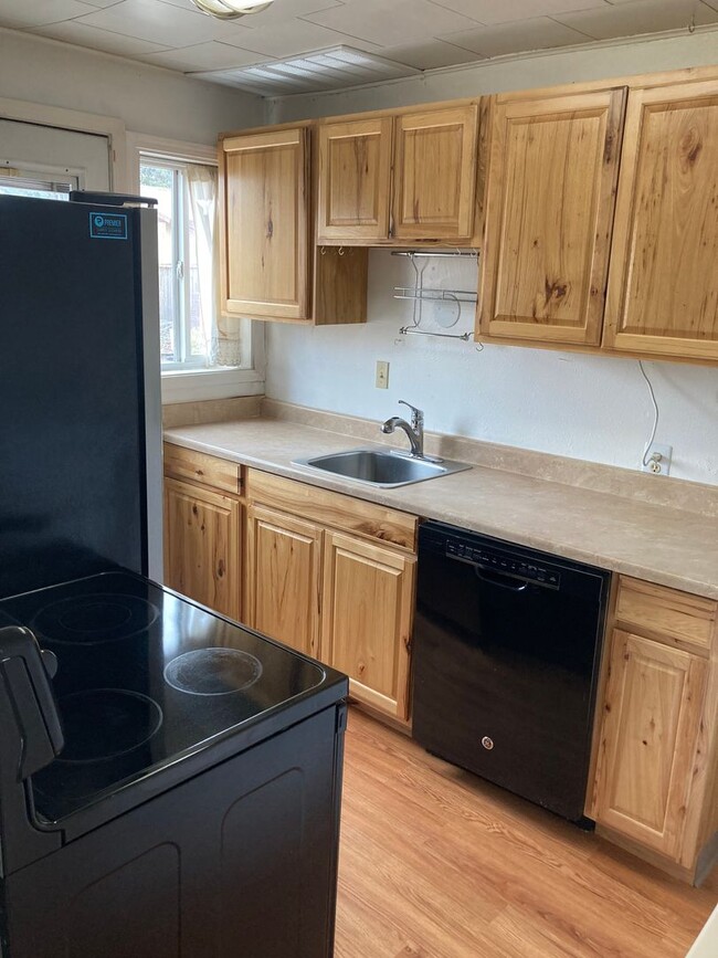 Foto del edificio - Spacious 2-Bedroom Duplex with Large Fence...