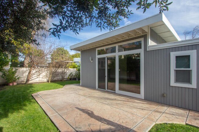 Foto del edificio - 827 Richardson Ct