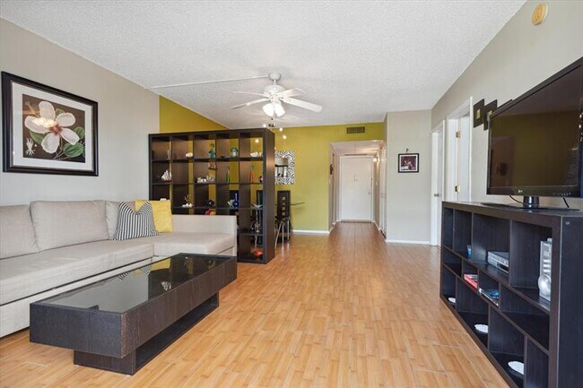 Building Photo - 424 N Riverside Dr