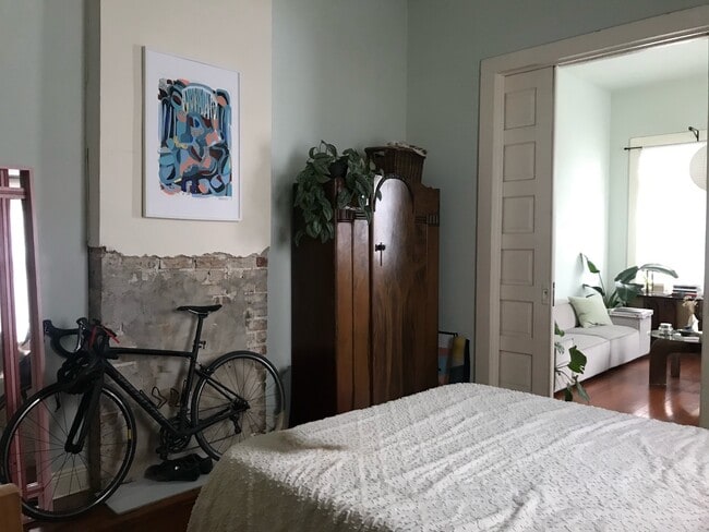 12’ ceilings. - 3611 Banks St