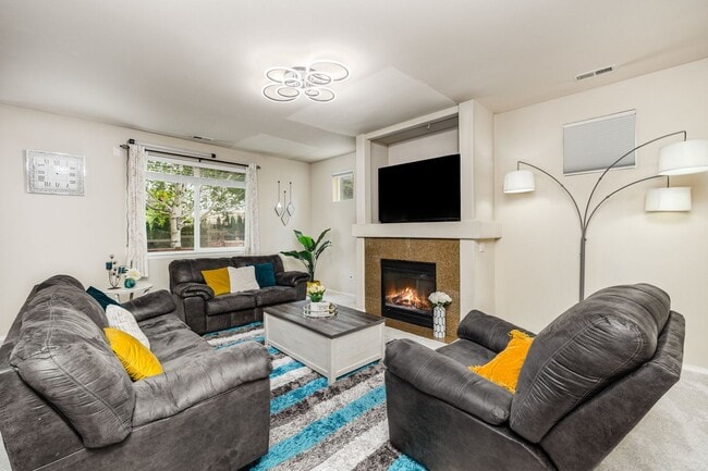 Foto del edificio - Gorgeous Modern Craftsman in Outlook Ridge...