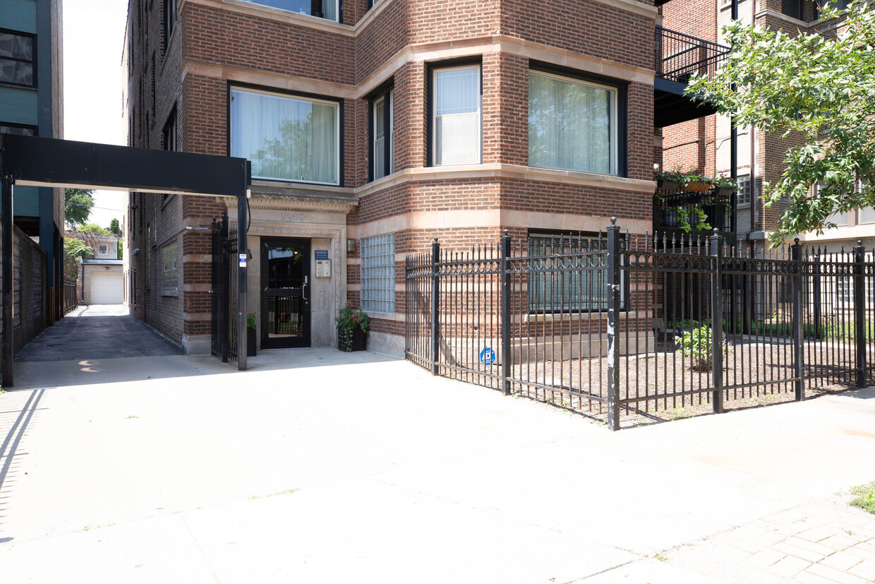 Foto principal - 7240 S South Shore Dr