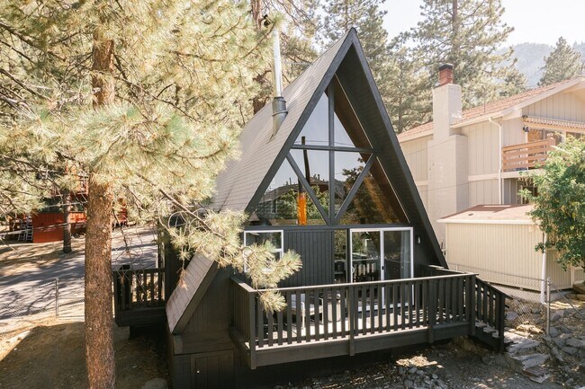 Foto del edificio - Fully Furnished Modern Mountain Cabin in Wrightwood 2 bedroom 1 bath