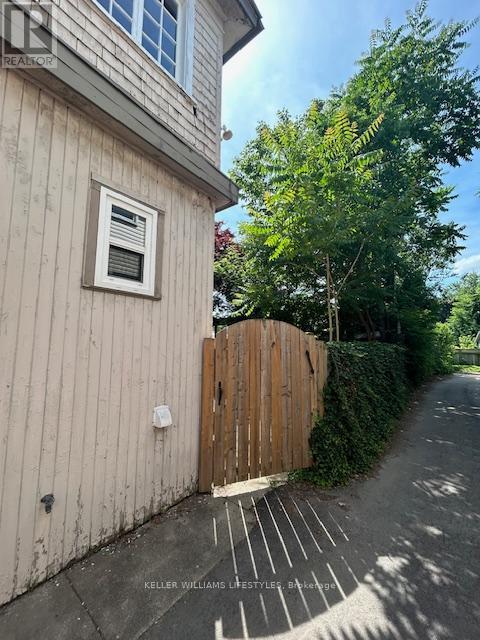 Building Photo - 669 Lorne Ave