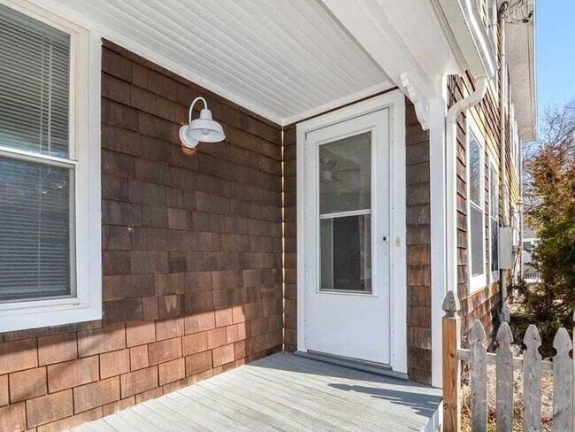 Building Photo - 326 6th St