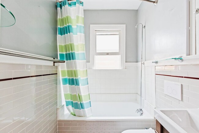 Bath - 1033 Grant St