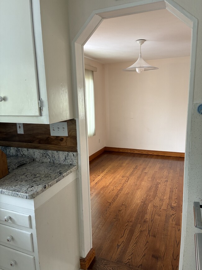 Comedor desde la cocina - 197 Carter Ln