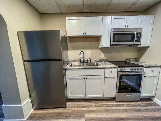 Foto del edificio - Beautifully Renovated 1 Bedroom Apartment with Private Entrance