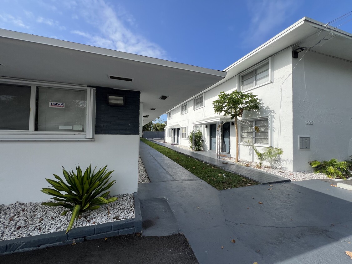 Primary Photo - 2030 Apartments