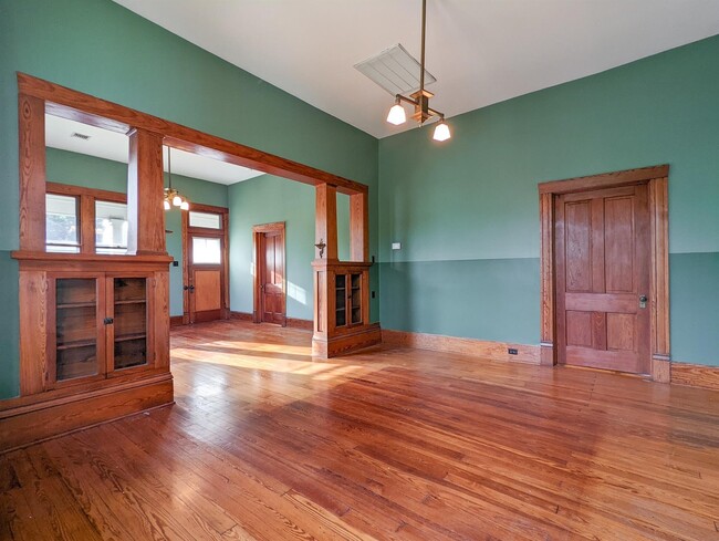 Building Photo - 711 Sabine St