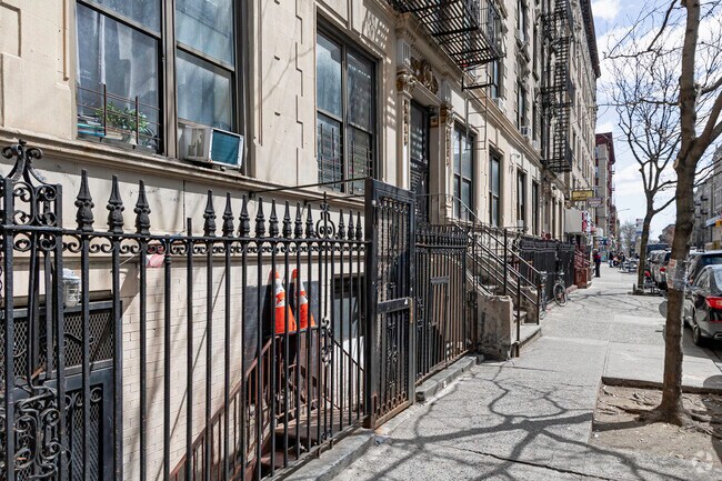 walkway - 607-609 W 180th St