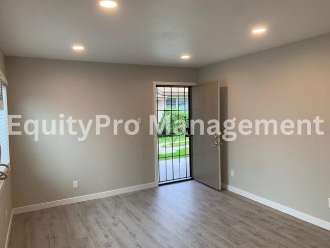 Foto del edificio - 7043 Pickering Ave