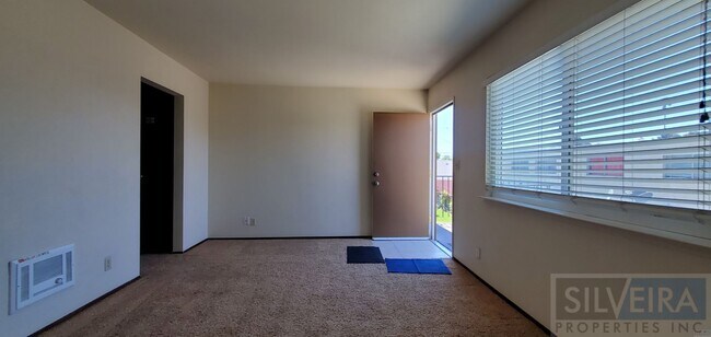 Foto del edificio - Comfortable upstairs apartment space